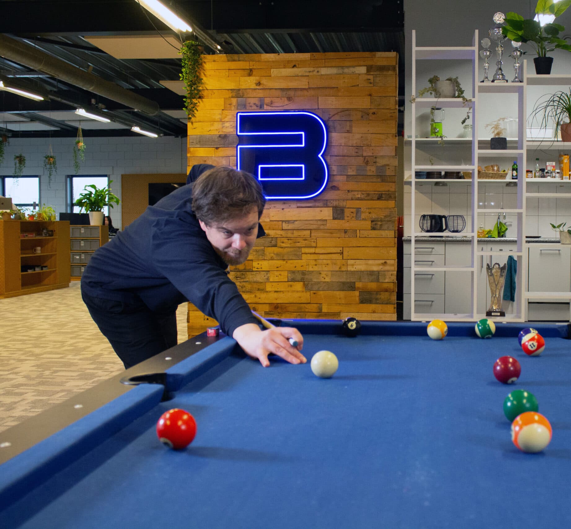 over ons, robbert speelt een potje pool