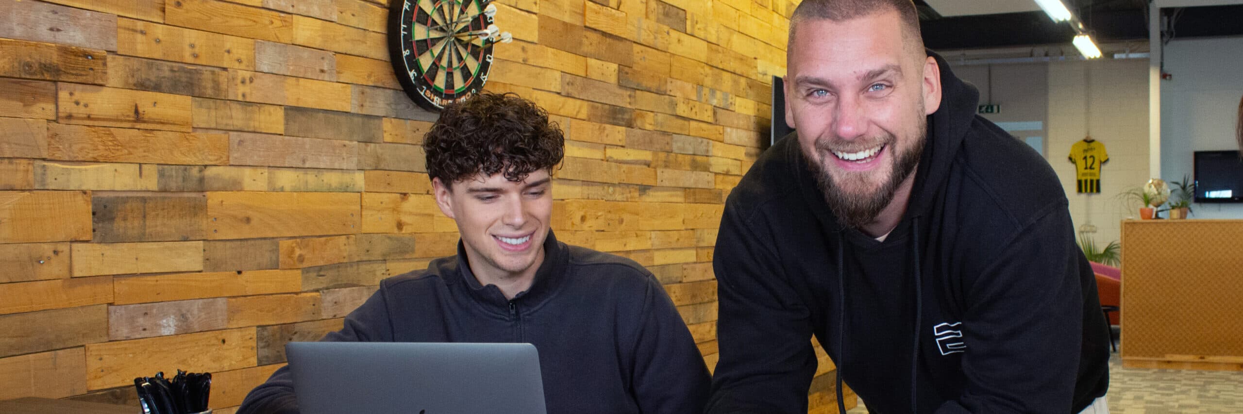 SEO pagina, Erwin en Milan staan en zitten aan het bureau