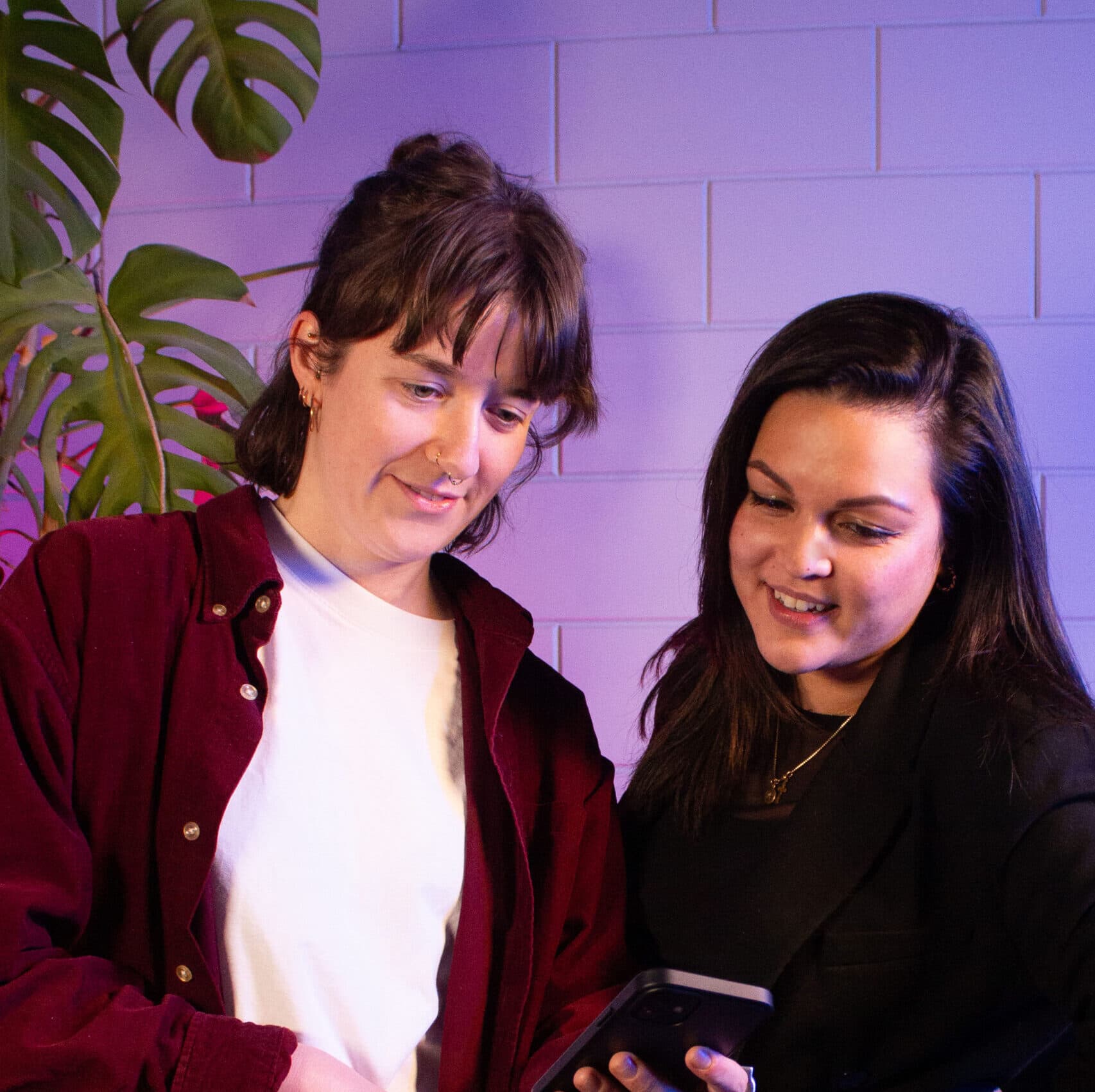 klara marilyn kijken naar telefoon square